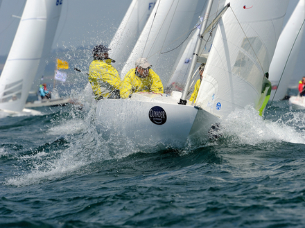 Les fameux Dragon sont depuis toujours la classe la plus emblématique du Grand Prix Guyader. Un show à ne pas manquer du 8 au 12 mai dans la baie de Douarnenez (29).