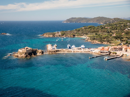 Vue aérienne de l'embarcadère de la Tour Fondue à Hyères