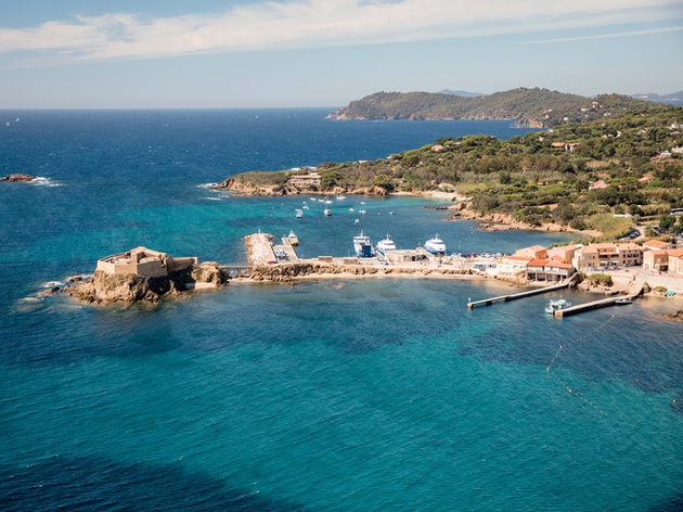 Vue aérienne de l'embarcadère de la Tour Fondue à Hyères Nautisme Article