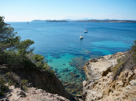 Crique vers la plage du Langoustier à Porquerolles