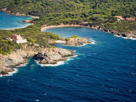 Plage du Langoustier au sable noir à Porquerolles