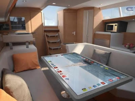 Quelques 130 capteurs sont installés à bord du voilier pour récolter les informations, restituées ensuite sur un écran tactile Quelques 130 capteurs sont installés à bord du voilier pour récolter les informations, restituées ensuite sur un écran tactile