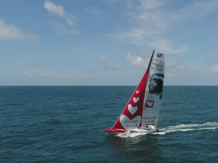 Les participants de la Course Croisière EDHEC qui souhaitent relever le Défi du Coeur cumuleront des coeurs grâce à leurs performances sportives. Ici, le bateau Initiatives-Coeur skippé par Sam Davies. Les participants de la Course Croisière EDHEC qui souhaitent relever le Défi du Coeur cumuleront des coeurs grâce à leurs performances sportives. Ici, le bateau Initiatives-Coeur skippé par Sam Davies.