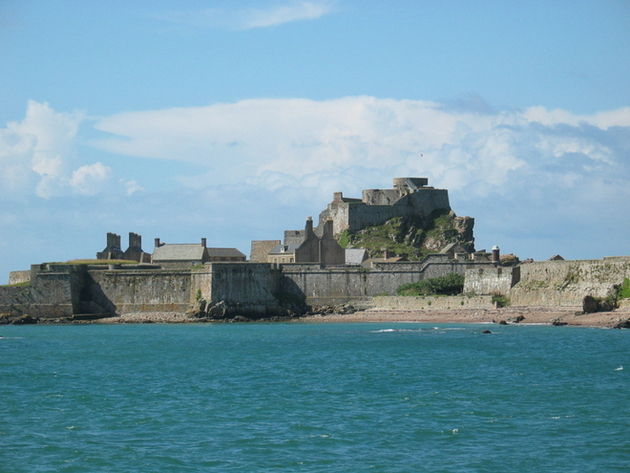 À ne pas manquer également, Elizabeth Castle, édifié sur l'îlot rocailleux de Saint-Aubin au XVIe siècle. Nautisme Article