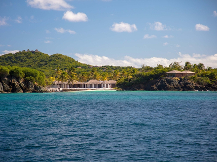 Des mouillages couverts sont disponibles dans la baie de Britannia, la baie d'Ansecoy, la baie d'Endeavour, la baie de Lagoon et la baie Gallicaux.