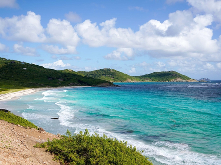 Macaroni Beach et Simplicity Beach sur la côte Nord-Est de l'île sont idéales pour le surf et le bodyboard.