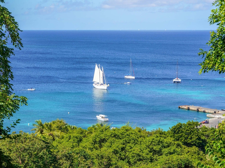 Si vous disposez d'assez de temps, n'hésitez pas à embarquer pour une journée à bord d'un power boat ou d'un voilier pour découvrir les îles voisines.  Si vous disposez d'assez de temps, n'hésitez pas à embarquer pour une journée à bord d'un power boat ou d'un voilier pour découvrir les îles voisines.