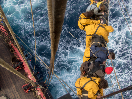 A bord de l'Hermione, un équipage de 350 gabiers volontaines, issus de 34 pays différents.