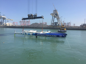 Le Maxi Banque Populaire IX est amarré à l'endroit dans le port de commerce de Casablanca