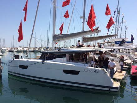 Beaucoup de visiteurs chez Fountaine Pajot pour découvrir le nouveau catamaran baptisé Astréa 42.