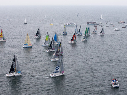 Les 19 équipages ont pris le départ de la 14e édition de la Transat AG2R La Mondiale ce dimanche 22 avril à 13h à Concarneau, dans un petit vent et un joli soleil, un peu voilé.