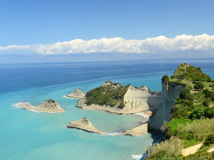 L'architecture et la nature de l'île, épargnée par le grand séisme de 1953, attirent également de nombreux touristes.