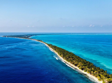 Situé au sud-ouest de la péninsule indienne, dans les mers d'Arabie et des Laquedives, l'archipel de Lakshadweep est composé d'une trentaine d'îles dont seulement dix sont habitées. Situé au sud-ouest de la péninsule indienne, dans les mers d'Arabie et des Laquedives, l'archipel de Lakshadweep est composé d'une trentaine d'îles dont seulement dix sont habitées.