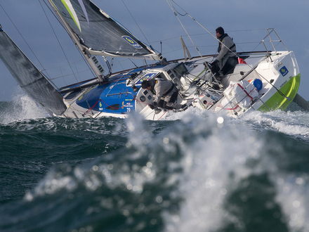 A 06h22, Yoann Richomme signale à la direction de course de la Transat AG2R La Mondiale que Skipper Macif a démâté peu avant 6h00.