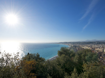 Le nom du département, les Alpes-Maritimes, prend ici tout son sens : Nice est composée d'une bande littorale urbanisée qui se poursuit dans l'arrière-pays niçois et s'étale jusque dans le relief montagneux.