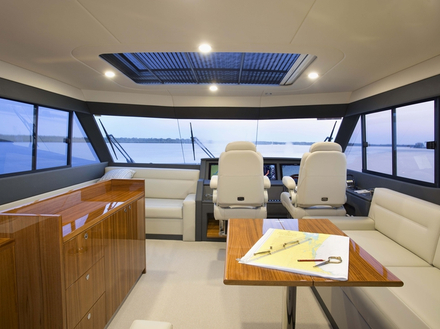 Sur le pont supérieur, on retrouve à tribord un double poste de pilotage et une partie cocooning avec canapés et table à carte. Sur le pont supérieur, on retrouve à tribord un double poste de pilotage et une partie cocooning avec canapés et table à carte.