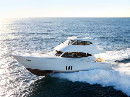 Le nouveau Maritimo dispose d'une carène performante pour affronter les mers difficiles et d'un flybridge entièrement fermé pour les climats plus froids. Le nouveau Maritimo dispose d'une carène performante pour affronter les mers difficiles et d'un flybridge entièrement fermé pour les climats plus froids.
