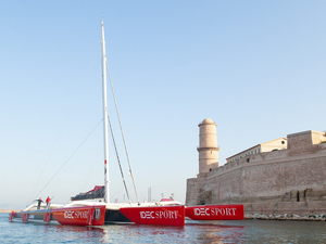 Le maxi-trimaran Idec Sport à Marseille et prêt à relever le défi de la Nice UltiMed