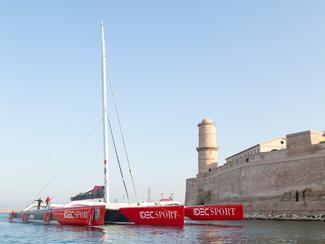 Le maxi-trimaran Idec Sport à Marseille et...