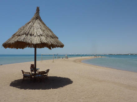 La température de l'eau de la mer Rouge varie de  21°C à 28°C de mars à août. En avril, elle est déjà à 21° voire 22°C. La température de l'eau de la mer Rouge varie de  21°C à 28°C de mars à août. En avril, elle est déjà à 21° voire 22°C.