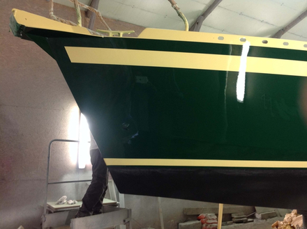 Sur un bateau en acier déjà peint et dont la peinture est en bon état, on suit la même procédure que pour une coque en polyester. Sur une coque en acier en mauvais état, seule solution : la remettre à nu Nautisme Article
