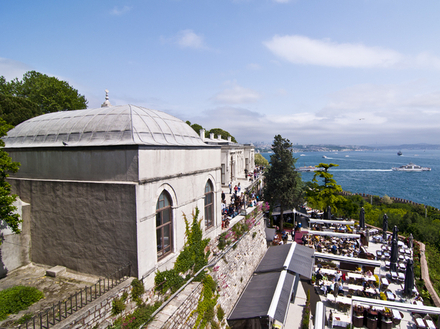Le palais de Topkapi est bâti sur un promontoire dominant la mer de Marmara et le détroit du Bosphore et la Corne d'Or à la pointe de la péninsule historique de la ville.