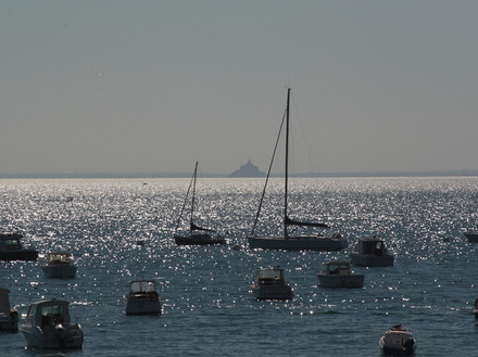 La Baie du Mont Saint-Michel, attire au moment des grandes marées de nombreux curieux qui viennent observer la mer montant dans l'estuaire du Couesnon « à la vitesse d'un cheval au galop », selon les termes de Victor Hugo. La Baie du Mont Saint-Michel, attire au moment des grandes marées de nombreux curieux qui viennent observer la mer montant dans l'estuaire du Couesnon « à la vitesse d'un cheval au galop », selon les termes de Victor Hugo.