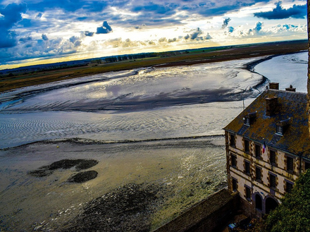 Cet ensemble architectural unique au monde que l'on surnomme « merveille de l'Occident », se compose de plusieurs joyaux architecturaux, dont l'Abbaye, confiée depuis 1874 au service des monuments historiques.