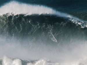 Vidéo : record du monde de la plus grande vague jamais surfée !