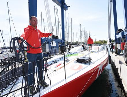 Damien, né sans main gauche, sera le premier marin en situation de handicap à prendre le départ d'une course en solitaire à bord d'un IMOCA. Nautisme Article