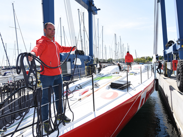 Damien, né sans main gauche, sera le premier marin en situation de handicap à prendre le départ d'une course en solitaire à bord d'un IMOCA. Nautisme Article