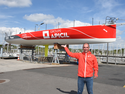 Lundi 30 avril, Damien Seguin a mis à l'eau avec toute son équipe son monocoque aux couleurs du Groupe APICIL à Port-la-Forêt.