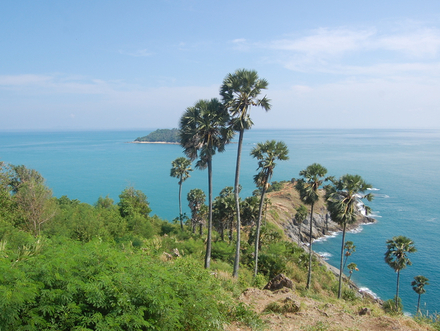 L'île de Phuket est la plus grande île thaïlandaise de la mer, couverte par la forêt et des montagnes. D'ailleurs, le nom Phuket vient du malais qui signifie "colline". L'île de Phuket est la plus grande île thaïlandaise de la mer, couverte par la forêt et des montagnes. D'ailleurs, le nom Phuket vient du malais qui signifie "colline".