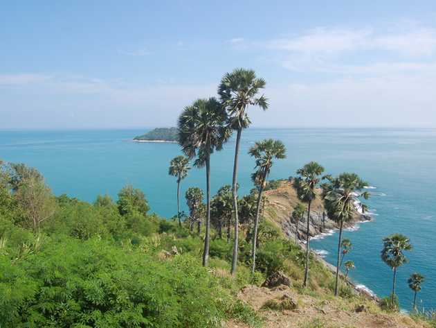 L'île de Phuket est la plus grande île thaïlandaise de la mer, couverte par la forêt et des montagnes. D'ailleurs, le nom Phuket vient du malais qui signifie "colline". Nautisme Article
