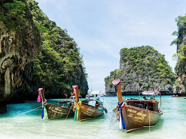 La plage de Koh Phi Phi, excursion incontournable depuis Phuket. Mais renseignez-vous : le gouvernement thaïlandais a réduit le nombre de touristes autorisés par jour pouvant débarquer sur cette plage. Nautisme Article