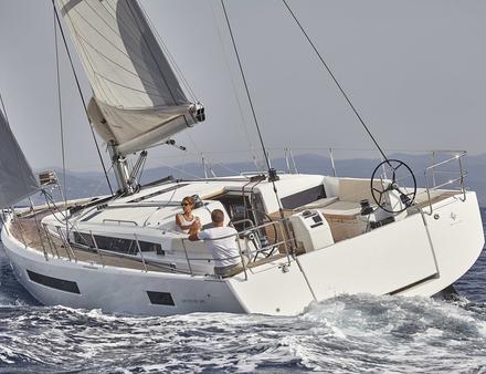 Le chantier a également travaillé sur le confort et les espaces de circulation à bord avec notamment le passavant qui descend directement au niveau du cockpit. Nautisme Article