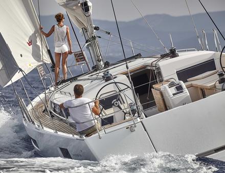 Par 8-10 noeuds de vent en baie de Cannes, le 490 s'est montré agréable à manoeuvrer et efficace surtout en utilisant son Code 0. Nautisme Article