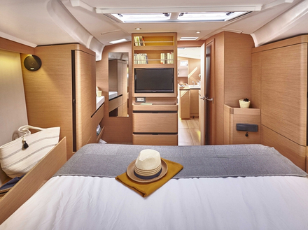 Située à l'avant, la cabine propriétaire dispose d'une salle d'eau et d'un WC séparés. Assez rare sur ce type d'unité... Située à l'avant, la cabine propriétaire dispose d'une salle d'eau et d'un WC séparés. Assez rare sur ce type d'unité...