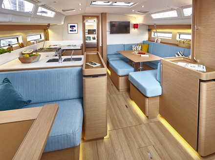 La cuisine se trouve au centre de manière à faire la liaison entre le salon et le cockpit du voilier. La cuisine se trouve au centre de manière à faire la liaison entre le salon et le cockpit du voilier.