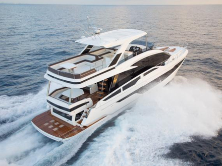 Le 640 Fly se distingue par son pont supérieur spacieux surplombé par un hard-top moderne.  Le 640 Fly se distingue par son pont supérieur spacieux surplombé par un hard-top moderne.