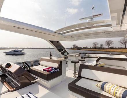 Le pont supérieur est plus grand que celui du 500 Fly, offrant beaucoup d'espace pour circuler, un bar et une partie pour déjeuner au soleil. Nautisme Article