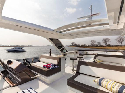Le pont supérieur est plus grand que celui du 500 Fly, offrant beaucoup d'espace pour circuler, un bar et une partie pour déjeuner au soleil. Nautisme Article