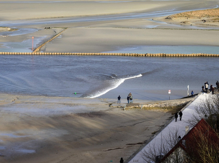 Après une dizaine de kilomètres depuis la haute mer, le flot engendre une petite ligne déferlante en aval de la Pointe du Hourdel, où une autre micro ligne est visible dans le courant à poissons, le long des bateaux.  Après une dizaine de kilomètres depuis la haute mer, le flot engendre une petite ligne déferlante en aval de la Pointe du Hourdel, où une autre micro ligne est visible dans le courant à poissons, le long des bateaux.