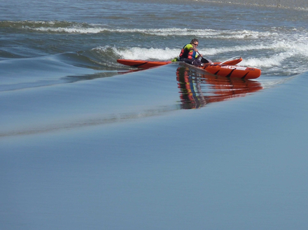 C'est un univers de glisse pour les kayaks de mer et pirogues à balancier. Il est d'ailleurs possible d'embarquer dans le flot en toute sécurité. Cette activité est proposée par quelques clubs. Nautisme Article
