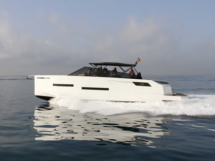 D'origine espagnole, la marque De Antonio Yachts produit une trentaine d'unités par ans de 28 à 46 pieds mais devrait bientôt développer sa capacité de production face au succès. D'origine espagnole, la marque De Antonio Yachts produit une trentaine d'unités par ans de 28 à 46 pieds mais devrait bientôt développer sa capacité de production face au succès.