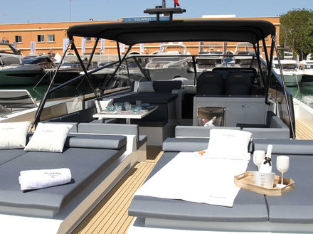 Après sa version Cruiser, le D46 arrive en version Open avec beaucoup d'espace de vie à bord et notamment ses bains de soleil ou sa plateforme de bain arrière.