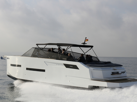 Le D46 Open déjauge en moins de 7 secondes et déflecte bien les vagues. Les flaps électriques sont livrés de série. Nautisme Article