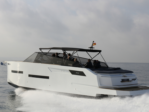 Le D46 Open déjauge en moins de 7 secondes et déflecte bien les vagues. Les flaps électriques sont livrés de série. Nautisme Article