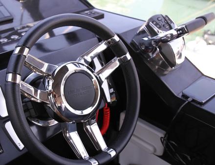 Volant sport et boite séquentielle type voiture de sport pour les flaps, les amateurs de vitesse apprécieront ! Nautisme Article