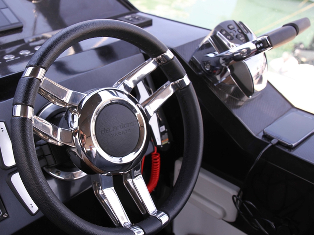 Volant sport et boite séquentielle type voiture de sport pour les flaps, les amateurs de vitesse apprécieront ! Nautisme Article